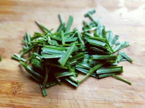 韭菜清洗干净，淋干水份，切段。