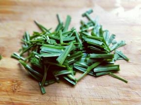 韭菜清洗干净，淋干水份，切段。