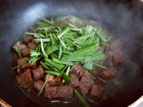 牛肉熟了后加入切好的韭菜。
