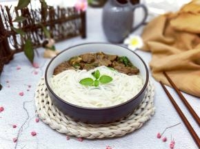 煮好的面放入碗中，将牛肉盛到碗里。