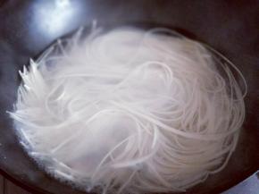 锅中加入清水烧开，下入挂面。量根据个人胃口来。