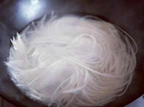 锅中加入清水烧开，下入挂面。量根据个人胃口来。