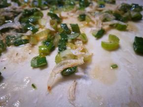 铺上葱花香油 撒上虾皮