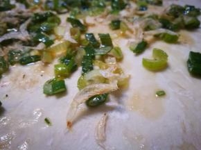 铺上葱花香油 撒上虾皮