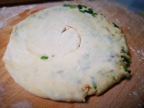 将长条卷成圆形 压扁擀薄