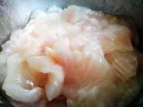龙利鱼解冻洗净切成鱼片