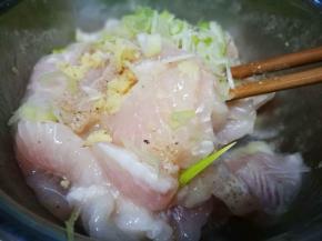 加入葱姜末 拌匀