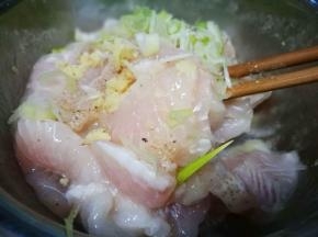加入葱姜末 拌匀