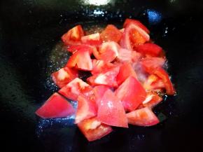 倒入番茄块