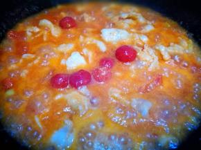 添加清水 煮开放入鱼片和樱桃番茄