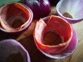 在洋葱圈中放入一片培根