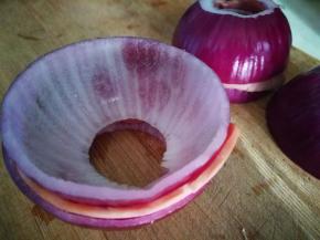 再培根上压上另一个洋葱圈 按紧