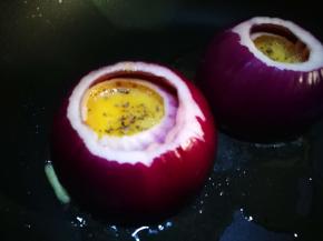 锅中油热 将套好的洋葱圈扣在锅中 分次加入鸡蛋液 撒上罗勒碎