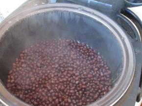 第一步先做豆沙馅，干红豆加两倍的水用电饭煲的煮粥档，煮到软烂。豆和水的比例是1：2