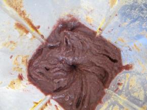 煮好的豆子放入破壁机中，用酱料档搅打成细腻的豆糊