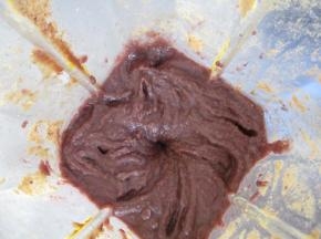 煮好的豆子放入破壁机中，用酱料档搅打成细腻的豆糊