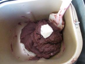 把搅拌好的豆糊倒入面包机中，用干炒功能炒大约20分钟，待水分蒸发一些，加入一小勺猪油