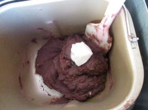 把搅拌好的豆糊倒入面包机中，用干炒功能炒大约20分钟，待水分蒸发一些，加入一小勺猪油