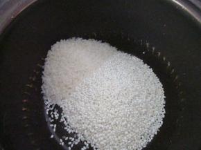 糯米和大米放入电饭煲中，因糯米太粘糯了，需要加一点大米