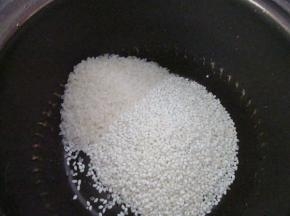 糯米和大米放入电饭煲中，因糯米太粘糯了，需要加一点大米