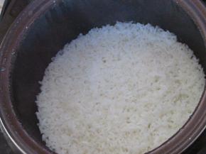 加适量的水蒸成米饭备用