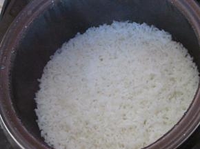 加适量的水蒸成米饭备用