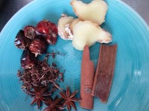 备好煮肉料：八角3个，花椒30粒，姜5片，桂皮2段，干辣椒4个。我用的辣度低的泡辣椒，取起香味，并不辣。这里不建议用太辣的辣椒