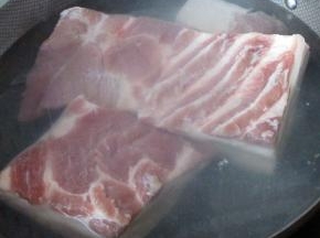 五花肉切成方块焯水去除血沫