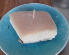 煮熟的肉捞出，在肉片的一面用牙签扎很多的孔，然后上面压一个盘子，盘子上面压重物，这样即可以把多余的油脂挤压出来，也利于成形，好切片