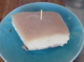 煮熟的肉捞出，在肉片的一面用牙签扎很多的孔，然后上面压一个盘子，盘子上面压重物，这样即可以把多余的油脂挤压出来，也利于成形，好切片