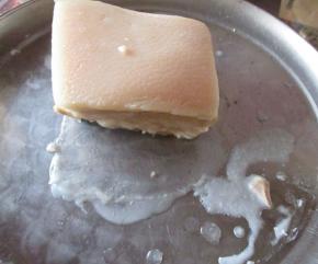 这是压了一小时的肉，可以看到出来了很多的油脂。经过煮和这样的处理，达到部分去腻的效果