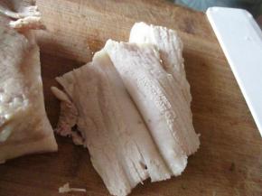 把肉切成连刀片，肉片的一面不要切断