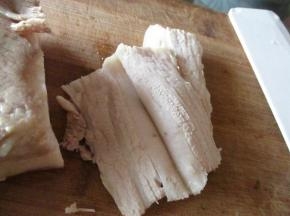 把肉切成连刀片，肉片的一面不要切断