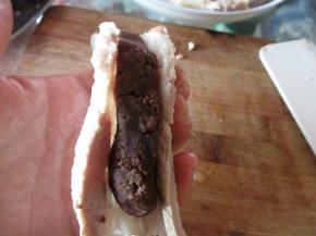 然后夹入豆沙馅。根据自己喜好调整多少。我喜欢豆沙就夹的比较多