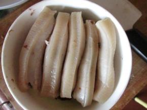 把夹好豆沙的肉，肉片朝上放入碗里