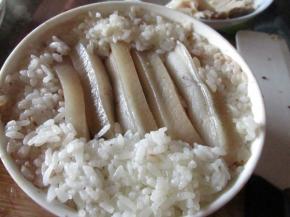 用蒸好的糯米饭把周围的空隙填满，最后把上面也要用糯米饭盖上