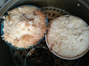 蒸笼加开水，上笼蒸。大火蒸20分钟后转中小火蒸3--4小时。只有长时间蒸，食材才能浑然一体，肉也软烂。不建议用压力锅，味道真的不一样哦