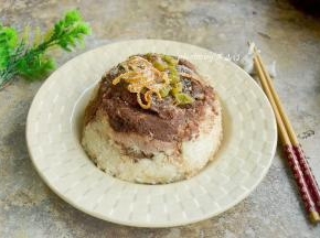 蒸好的喜沙肉倒扣到盘里，上面还可以撒一点白糖、葡萄干，橘丝等装饰。装饰的东西随自己喜好啦