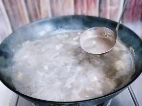 烧开后将浮沫撇出来，捞出后用冷水冲洗干净。