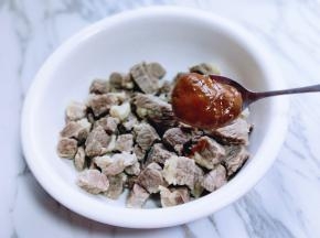 冲洗干净的牛肉粒放入器具中，加入一勺海鲜酱？