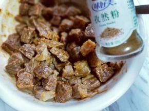 20分钟后加入2g孜然粉