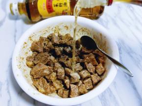 再加入料酒和生抽，拌均匀。腌制10分钟。