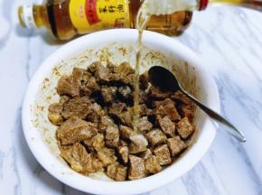再加入料酒和生抽，拌均匀。腌制10分钟。