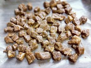 将腌制好的牛肉粒放在垫有锡纸的烤盘上。