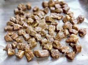 将腌制好的牛肉粒放在垫有锡纸的烤盘上。