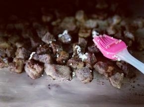 取出刷上一层食用油。(食用油里面放了一把白芝麻)再次放入烤箱，180度烤10分钟。