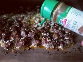 10分钟后再取出再撒上孜然粉，椒盐粉送入烤箱烤5分钟即可出炉。