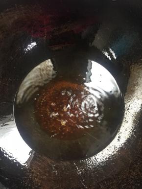 炒至冰糖融化，锅底开始冒黄色的小泡泡，就说明糖色炒好了。（糖色炒的越浅越好，不要炒的太深，要不然成品图会发黑，发苦。）