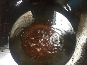 炒至冰糖融化，锅底开始冒黄色的小泡泡，就说明糖色炒好了。（糖色炒的越浅越好，不要炒的太深，要不然成品图会发黑，发苦。）