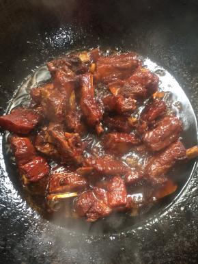 煮至排骨软烂即可大火收汁儿了。（收汁儿的时候要不停的翻炒，以免锅底糊了。）